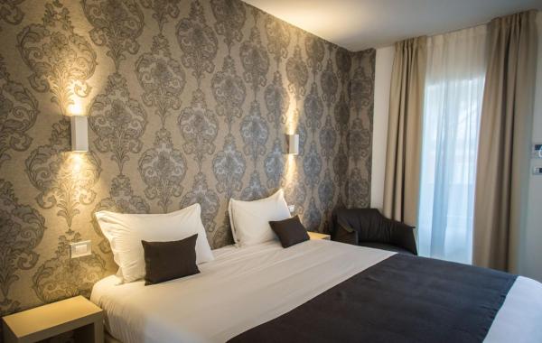 Na zdjęciu widoczny jest obiekt Hotel Ponti położony w mieście Angera.