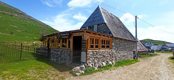 A la foto es mostra l'objecte Na krovu svijeta situat a la ciutat de Gornji Lukomir.