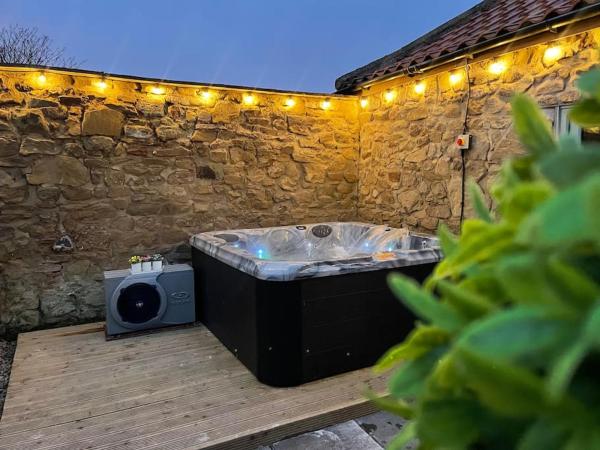 På billedet ses objektet The Old Moat Barn - With Private Hot Tub beliggende i byen Elton.