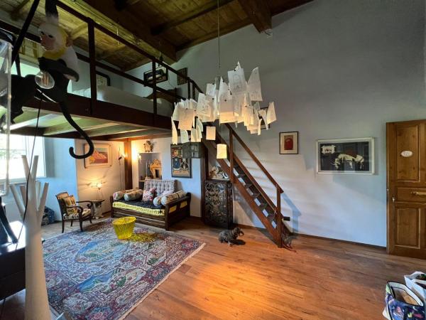 Na fotografii je vidět objekt La Casa di Clara nella Rocca nacházející se ve městě Farnese.