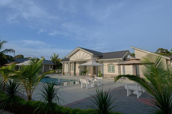 Na zdjęciu widoczny jest obiekt Villa Dracaena Melaka - Private Pool, Hill View, 20 minutes to Town położony w mieście Kampong Bukit Katil.