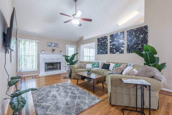 A la foto es mostra l'objecte Opuluxe The Jungle House Sleeps 10 situat a la ciutat de Duluth.