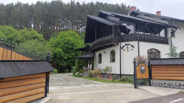 Na foto é possível ver o objeto CASA DINTRE PINI localizado na cidade de Valea Moldovei.