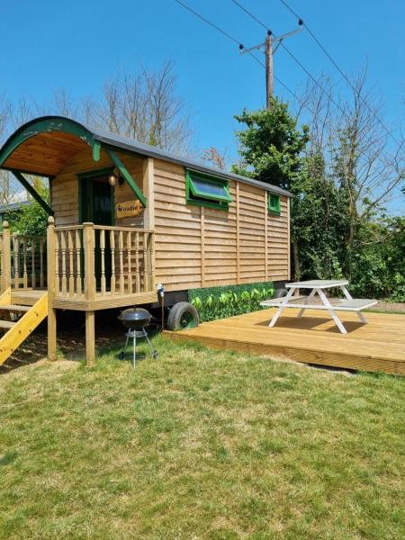 A la foto es mostra l'objecte Woodie the shepherds hut - sleeps 4 situat a la ciutat de Sidlesham.