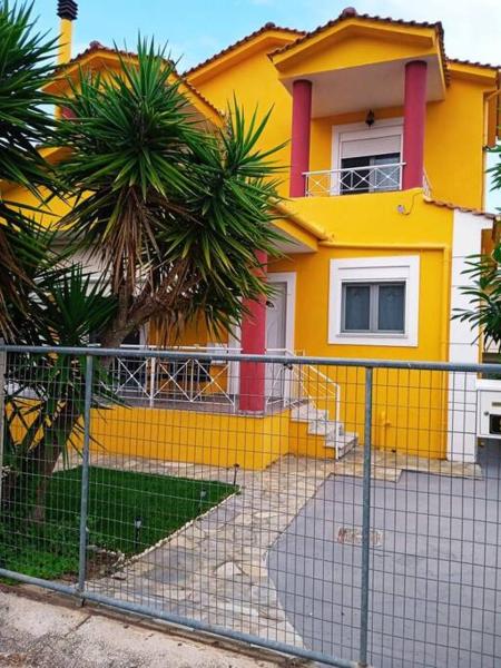 Na zdjęciu widoczny jest obiekt The Sunny House położony w mieście Kritharia.