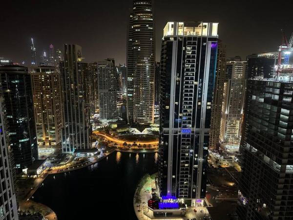 Na fotografii je vidět objekt ModernLux - Luxury Duplex 1 BR in Movenpick Hotel JLT with Lake View nacházející se ve městě Dubaj.