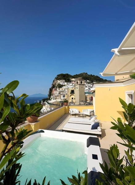 Na zdjęciu widoczny jest obiekt Palazzo M Capri położony w mieście Capri.