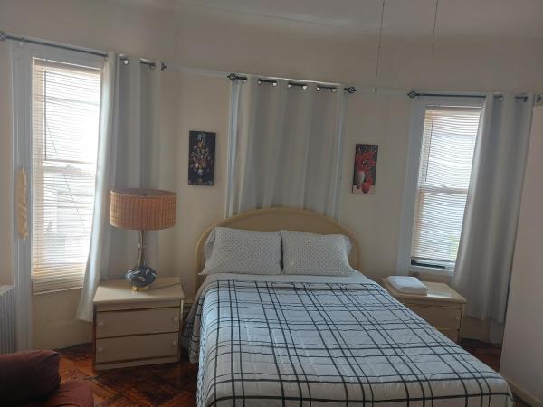A la foto es mostra l'objecte Crsytal Chateau Room Rental situat a la ciutat de Brooklyn.