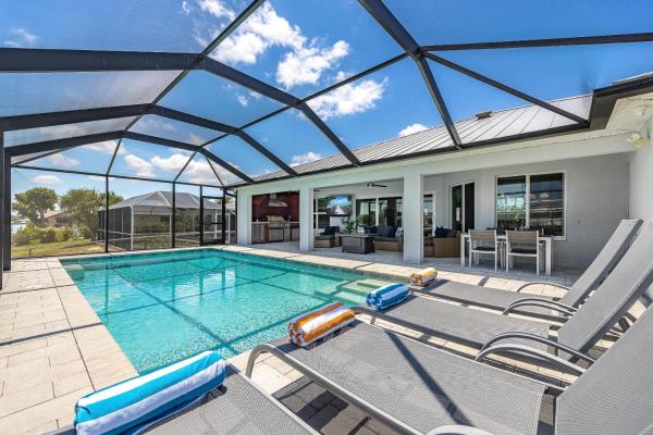 Gulf Access, Heated Pool, Sauna, Paddle Boards, Sleeps 10 - Villa Sun Kissed - Cape Coral, FL