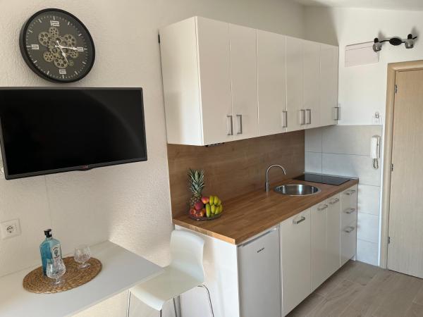 Na zdjęciu widoczny jest obiekt Apartments Nela położony w mieście Strožanac.