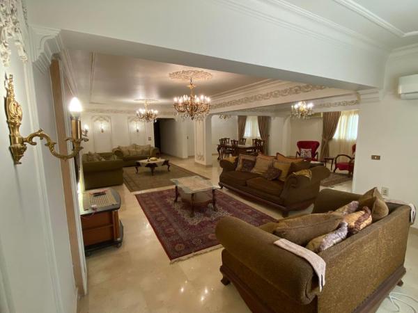 Nella foto è visibile l'oggetto Luxurious, fully furnished and well-equipped apartment with modern amenities, stunning views, and convenient location for remote work or studying from home situato nella città di Il Cairo.