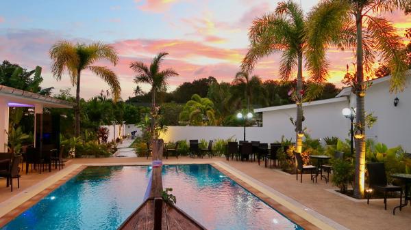 A la foto es mostra l'objecte Jasmine Village situat a la ciutat de Rawai Beach.