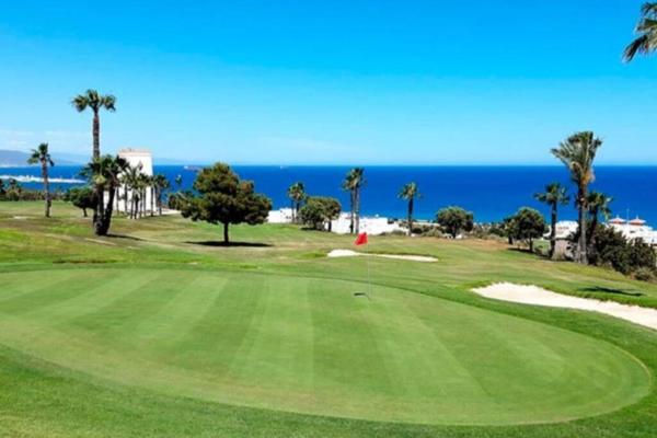 写真にはモハカル市にあるPara los amantes del Golf, playa y piscina. Espectacular apartamento. Estreno 2021.が写っています。