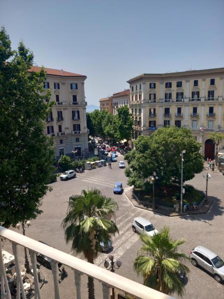 Na foto é possível ver o objeto La Casa di Elvira localizado na cidade de Naples.