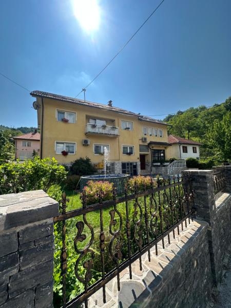 Na fotografii je vidět objekt Beautiful House Overlooking Sarajevo nacházející se ve městě Brus.