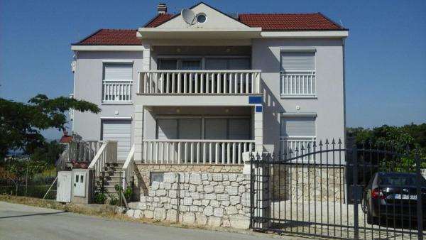 A la foto es mostra l'objecte Villa Adria situat a la ciutat de Sreser.