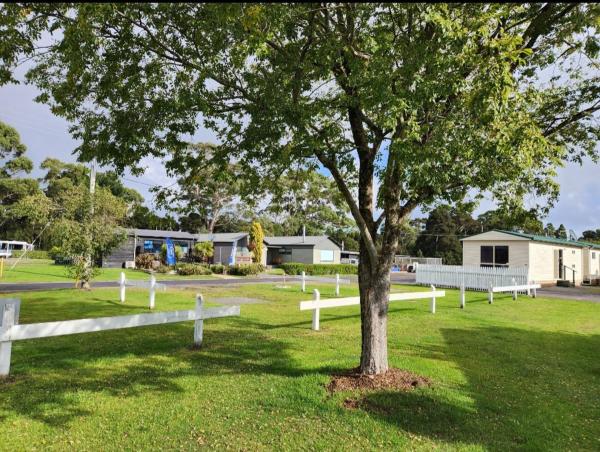 A la foto es mostra l'objecte Strahan Beach Tourist Park situat a la ciutat de Strahan.