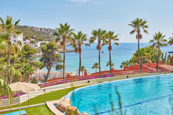 Na zdjęciu widoczny jest obiekt Universal Aquamarin Beach Houses położony w mieście Andratx.