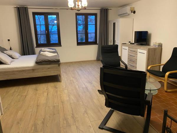 Na fotografii je vidět objekt Apartmán Pod Mandloní nacházející se ve městě Křepice.