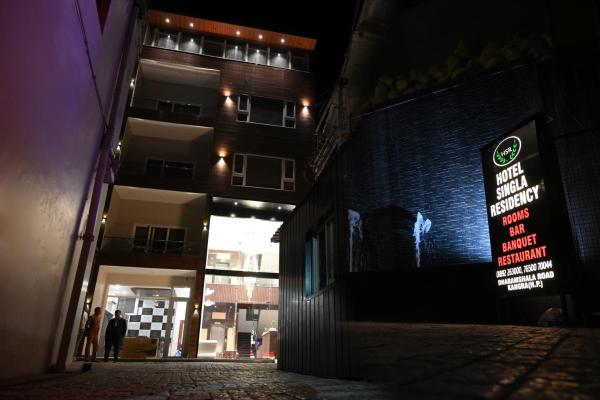 A la foto es mostra l'objecte Hotel Singla Residency situat a la ciutat de Kangra.