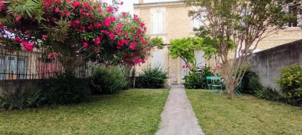 På billedet ses objektet Villa Jardin fleuri beliggende i byen Avignon.