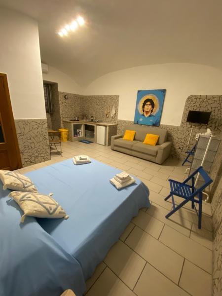 Na foto é possível ver o objeto Maradona Home localizado na cidade de Naples.