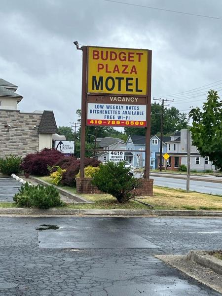 The photo shows the Budget Plaza Motel located in the city of Brooklyn Park.