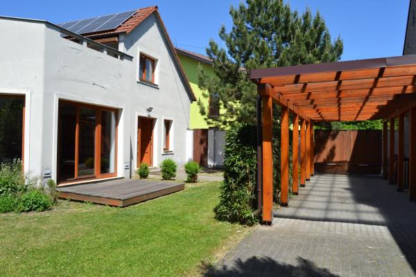 På billedet ses objektet Large house with parking, 30 min to Prague center beliggende i byen Úvaly.
