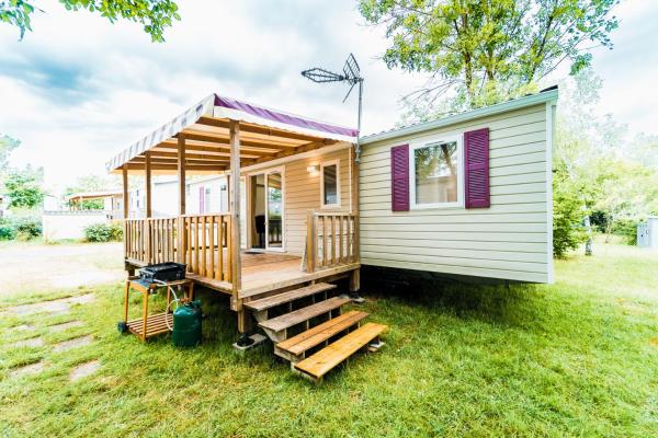 Na zdjęciu widoczny jest obiekt Mobil-home 6/8 personnes - Camping Siblu **** Domaine de Dugny położony w mieście Onzain.