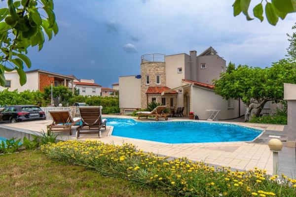 På bilden syns objektet Seaside family friendly house with a swimming pool Vir - 21522 som ligger i staden Vir.