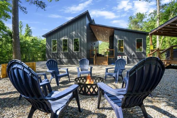 The photo shows the Porch Breeze located in the city of Broken Bow.