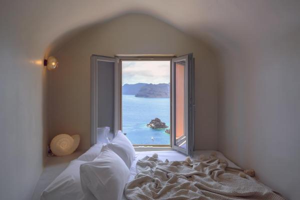 På billedet ses objektet Oia Waves Cave Houses beliggende i byen Oia.