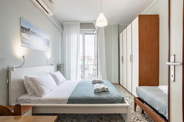 På billedet ses objektet Yellowsunny Apartment with Two Balconies beliggende i byen Pisa.
