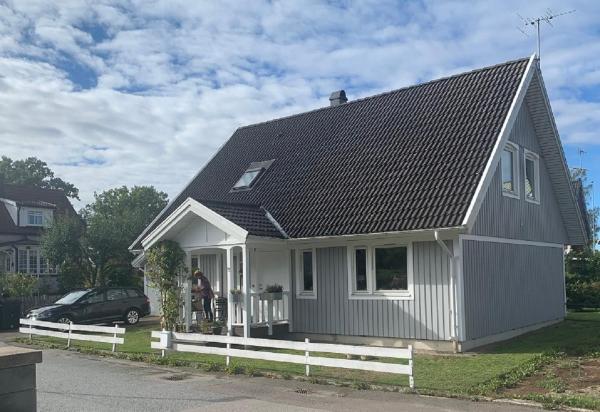 A la foto es mostra l'objecte Standard swedish family house situat a la ciutat de Kallinge.