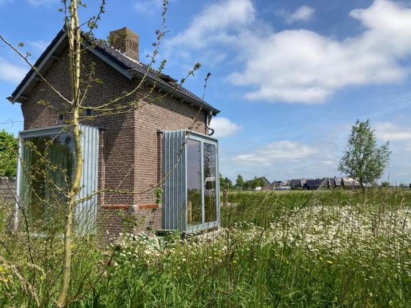 Στη φωτογραφία φαίνεται το αντικείμενο Tiny house Van hoogspanning naar ontspanning που βρίσκεται στην πόλη Wirdum.