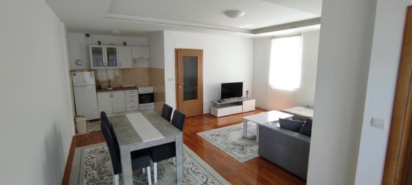 A la foto es mostra l'objecte Apartman NM situat a la ciutat de Foča.