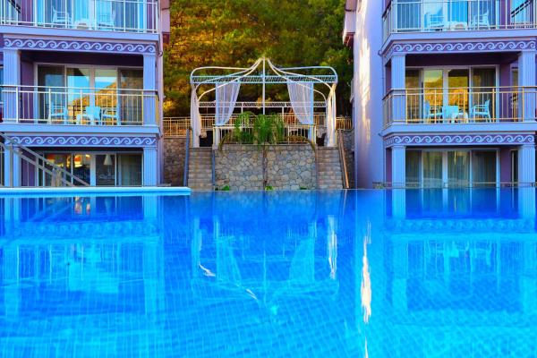 På billedet ses objektet Nokta Katrancı Suit Apart, Fethiye, Ölüdeniz beliggende i byen Fethiye.