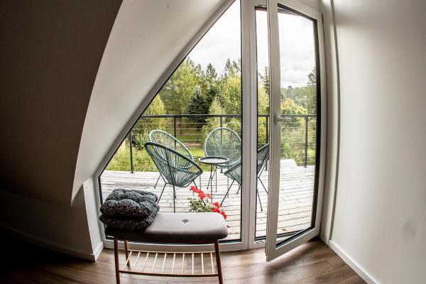 På bilden syns objektet Vakaras cozy apartment in the guest house with the terrace and the stunning view to the river side som ligger i staden Pociūnai.