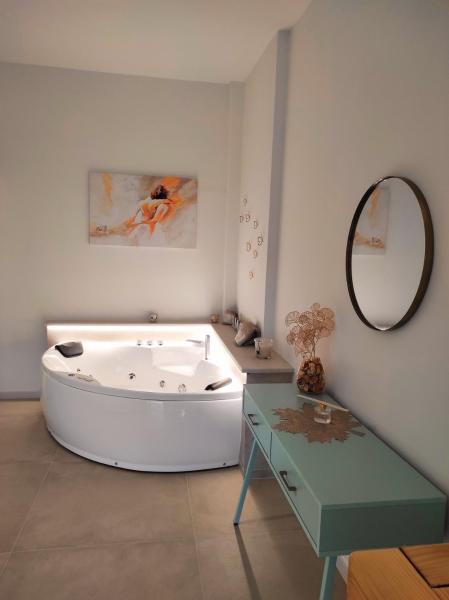 På bilden syns objektet Deluxe Romantic Suite som ligger i staden San Menaio.