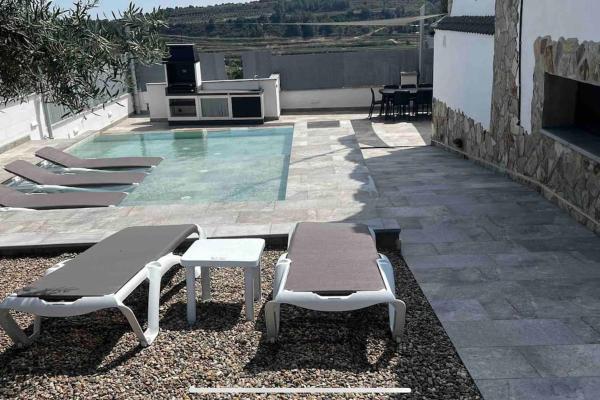 På billedet ses objektet Villa Oasis entre Viñedos cerca de Barcelona con A A y piscina climatizada beliggende i byen Sant Sadurní dʼAnoia.