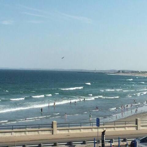 Nella foto è visibile l'oggetto Jonathan's Ocean Front Studio Suites Hampton Beach! situato nella città di Hampton.