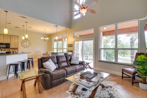 A la foto es mostra l'objecte Spacious Lake Granbury Vacation Rental with Dock! situat a la ciutat de Godley.