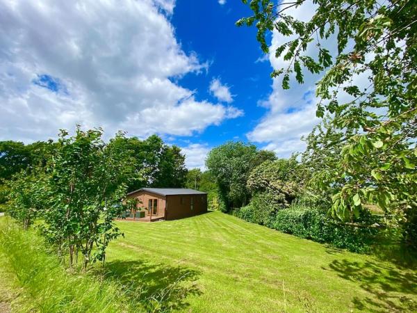 På billedet ses objektet Gorstage Meadows Luxury 2 Bedroom Lodge in Rural Cheshire beliggende i byen Weaverham.