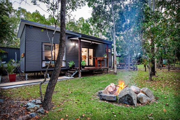På billedet ses objektet Airlie Beach Eco Cabins - Adults Only beliggende i byen Windermere.