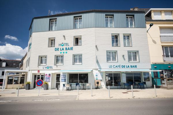 The photo shows the Hôtel de la Baie located in the city of Morgat.