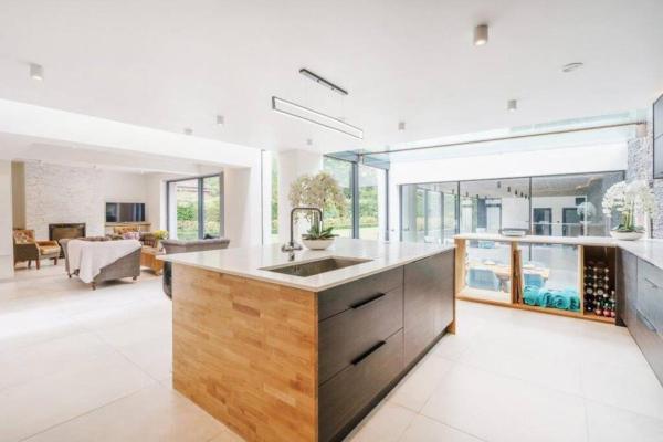 Na foto é possível ver o objeto Luxury 8 bedroom home with leisure wing localizado na cidade de Boars Hill.