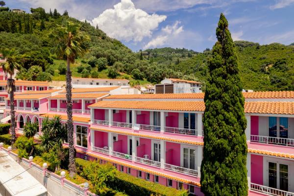 A la foto es mostra l'objecte Pink Palace Beach Resort situat a la ciutat de Agios Gordios.