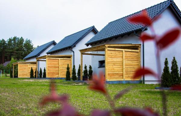 写真にはPłęsno市にあるSielsko Anielsko -Domki Swornegacieが写っています。