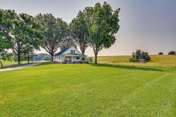 A la foto es mostra l'objecte Dobson Farmhouse with Scenic Porch - Near Vineyards! situat a la ciutat de Dobson.