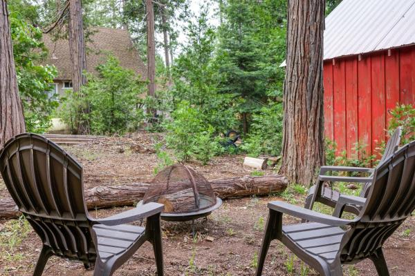 Foto 2: Fire Pit, Deck and Grill Cozy Twain Harte Cabin!
